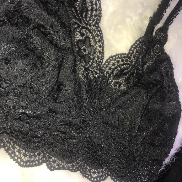 BLACK LACE FLORAL BRALETTE - Picture 2 of 3